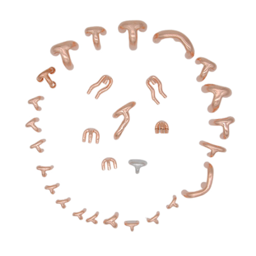 ما هي التطبيقات المحددة لتركيبات الحامل الثلاثي النحاسي في بناء السباكة والصرف الصحي؟